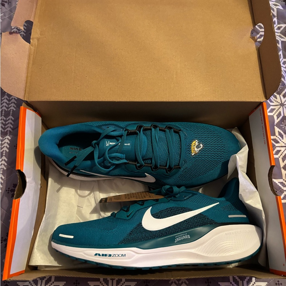 Men’s Nike Sneakers Jaguars 10.5 NEW